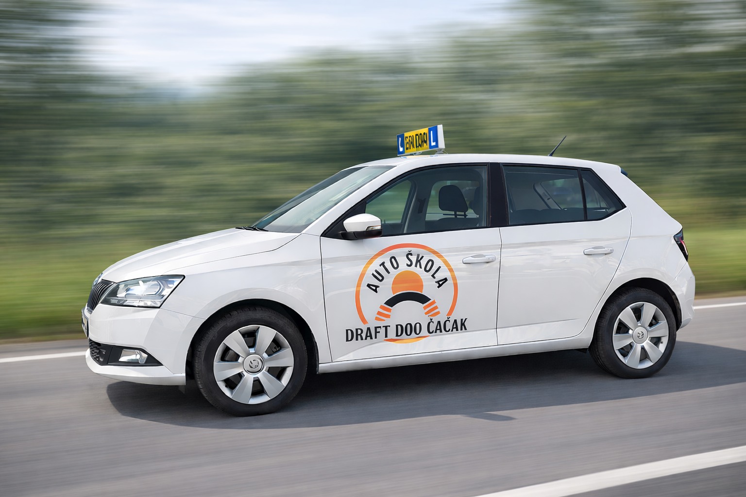 Auto škola DRAFT Čačak — pogled na učionicu i tim